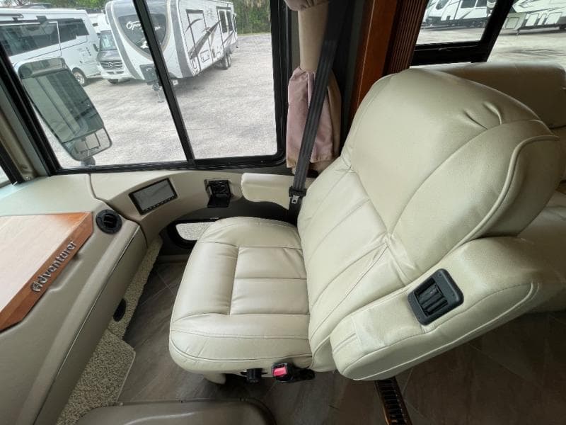 2017 Winnebago 2017 Winnebago Adventurer - thumbnail 9