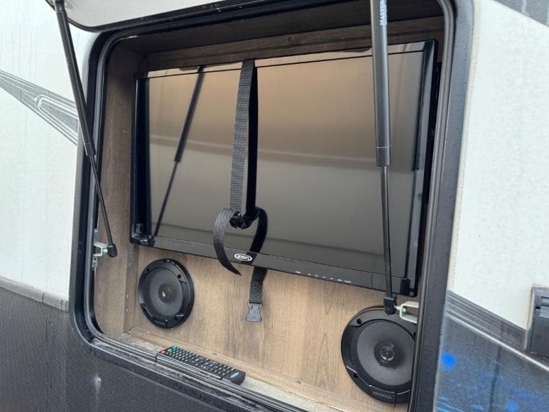 2019 Dutchmen 2019 Dutchmen Voltage - thumbnail 5