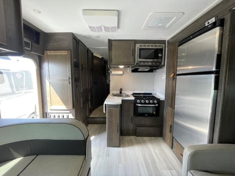 2021 Coachmen 2021 Coachmen Leprechaun - thumbnail 11