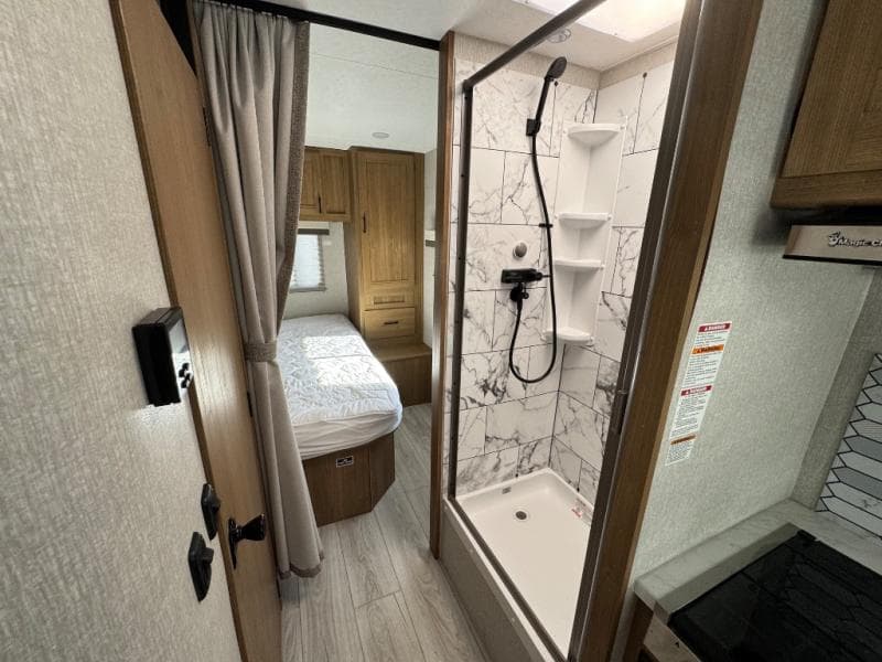 2024 Coachmen 2024 Coachmen Leprechaun - thumbnail 15